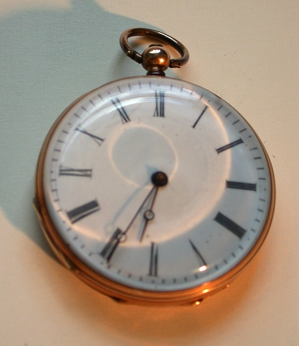 :1 Klocka i 14 karats guld. Diameter 33 mm, längd 45 mm.
:2 Kedja av gulmetall och pärla. 1370 mm, lås 9 mm.
:3 Fodral av sämskskinn. Höjd 50 mm, bredd 40 mm.
:4 Ask av skinn och textil. 64 x 64 mm, höjd 25 mm.