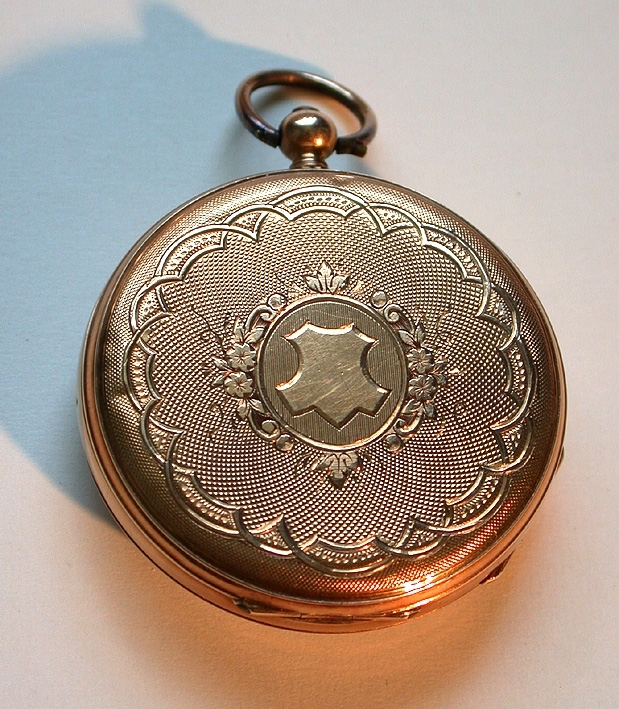 :1 Klocka i 14 karats guld. Diameter 33 mm, längd 45 mm.
:2 Kedja av gulmetall och pärla. 1370 mm, lås 9 mm.
:3 Fodral av sämskskinn. Höjd 50 mm, bredd 40 mm.
:4 Ask av skinn och textil. 64 x 64 mm, höjd 25 mm.
