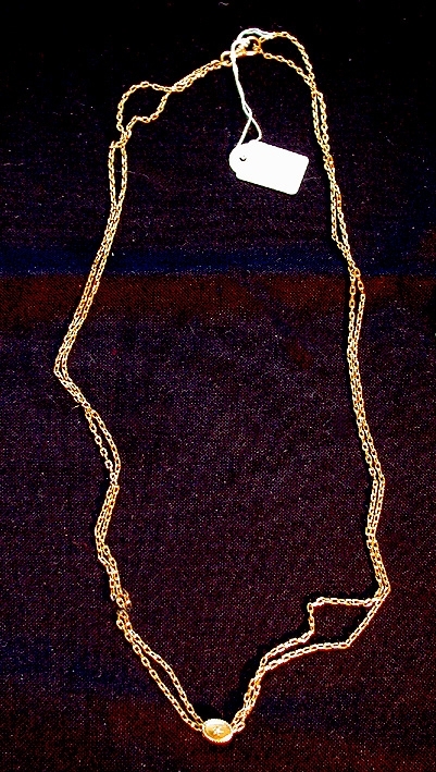 :1 Klocka i 14 karats guld. Diameter 33 mm, längd 45 mm.
:2 Kedja av gulmetall och pärla. 1370 mm, lås 9 mm.
:3 Fodral av sämskskinn. Höjd 50 mm, bredd 40 mm.
:4 Ask av skinn och textil. 64 x 64 mm, höjd 25 mm.