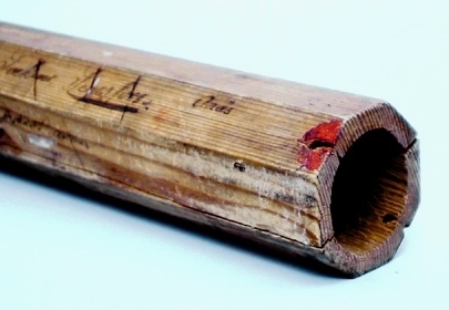 Åttkantigt tub-format trästycke bestående av två sammanfogade delar, hålet troligtvis borrat. I ena änden finns ett runt trästycke fastlimmat som botten, i den öppna änden finns rester av ett rött sigill.

Signering, märkning: Skrivet för hand i svart: Häradshövdingen Högädle Herr S Franzén Arvika Socken Segerfors Arås afgår med vederbörande Kronobrefbärare utan minsta uppehåll vid ? Ö:a ? utan särskilt ansvar Högvalta den 17 Junii 1849 4 å fm ?(namnunderskrift)    Rekommenderas    Herr Commutions(?) Landtmätaren O.E. Cronberg samt några helt oläsliga ord.