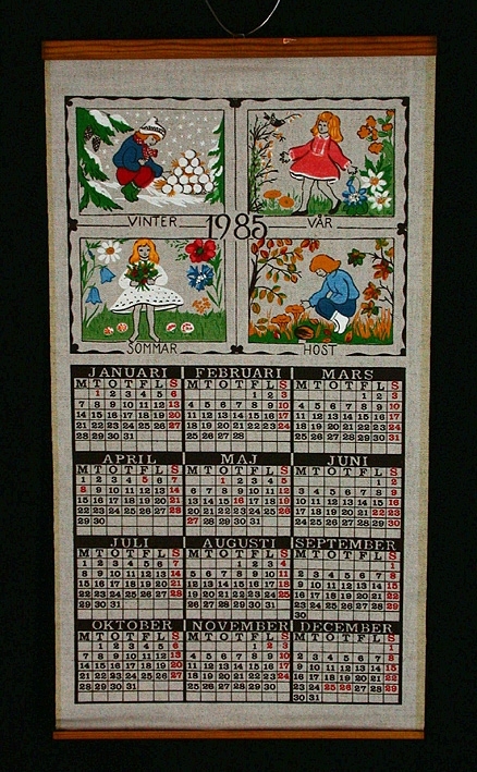5 st väggalmanackor med färgtryck på linnetyg. 

:1 Almanacka från 1970. Brunbetsad trälist i över- och underkant. Själva almanackan i vitt, svart och rött. Ram och överstycke mörkt blågrönt med en slinga av blå blommor samt ett motiv med en ryttare till häst i folkloristisk stil. Längd 900 mm, bredd 305 mm.

:2 Almanacka från 1974. Brunbetsad trälist i över- och underkant. Oblekt linnetyg med tryck i orange, svart, grönt, gult och vitt . Själva almanackan omges på båda sidor av stjärntecken. Överstyckets motiv består av solen, månen, planeter och stjärnbilder. Längd 525 mm, bredd 330 mm. 

:3 Almanacka från 1985. Antikbetsad trälist i över- och underkant. Oblekt linne med tryck i brunt, rött, grönt, gult, blått och vitt. Själva almanackan utgör drygt halva längden, däröver 4 st motiv - ett för varje årstid. 
Längd 600 mm, bredd 320 mm.

:4 Almanacka från 1996. Obehandlad trälist i över- och underkant. Vitt, fintrådigt linne med tryck i grönt, rött, gult, blått och svart. Själva almanackan omges av bilder och namn på Sveriges landskapsblommor. 
Längd 710 mm, bredd 330 mm.

:5 Almanacka från 2000. Rund obehandlad pinne trädd i sydd kanal i tygets överkant. Vitt fintrådigt linne med tryck i blått, svart, rött, gult, grönt, brunt, rosa och grått. Själva almanackan utgör den nedre halvan av tyget. På den övre halvan avbildas en prislista med priser från år 1900 och år 2000. På båda sidor härom avbildas olika matprodukter och husgeråd. 
Längd 580 mm, bredd 350 mm.