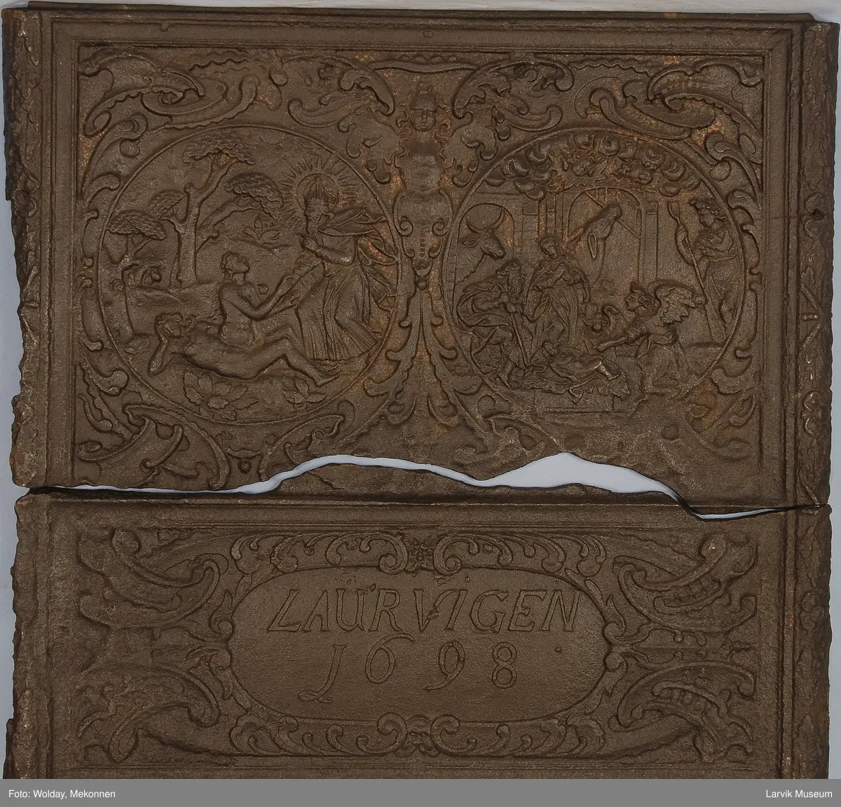 venstre:Evas skapelse.høyre: englene ved krybben   nederste felt: kartusje m. Laurvigen 1698