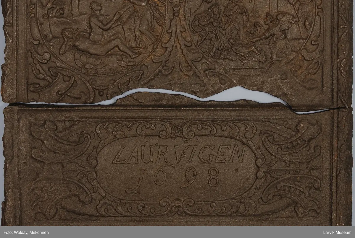 venstre:Evas skapelse.høyre: englene ved krybben   nederste felt: kartusje m. Laurvigen 1698