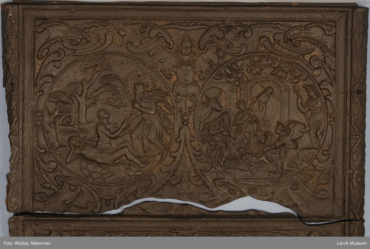 venstre:Evas skapelse.høyre: englene ved krybben   nederste felt: kartusje m. Laurvigen 1698