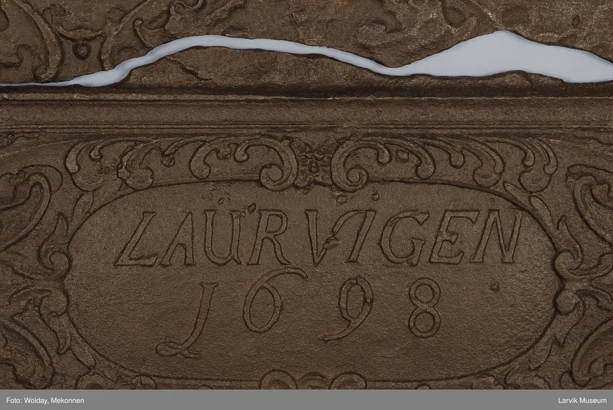 venstre:Evas skapelse.høyre: englene ved krybben   nederste felt: kartusje m. Laurvigen 1698