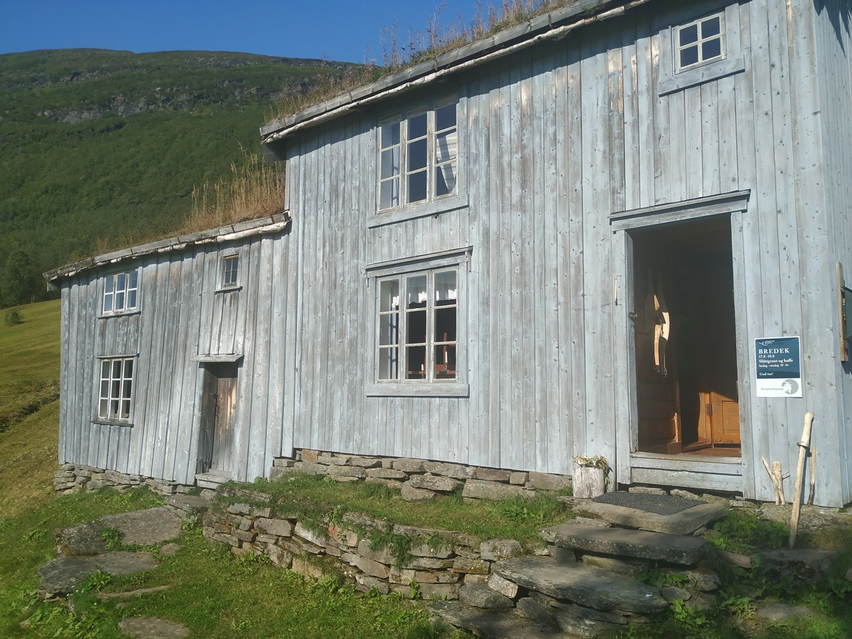 Våningshus. 2 etg. Steinmur på grunnen, rydd og laftet tømmer med utvendig bordkledning. Tak av åser, tro, næver og torv. 