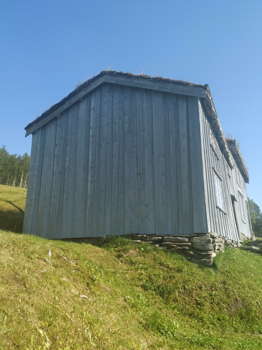 Våningshus. 2 etg. Steinmur på grunnen, rydd og laftet tømmer med utvendig bordkledning. Tak av åser, tro, næver og torv. 