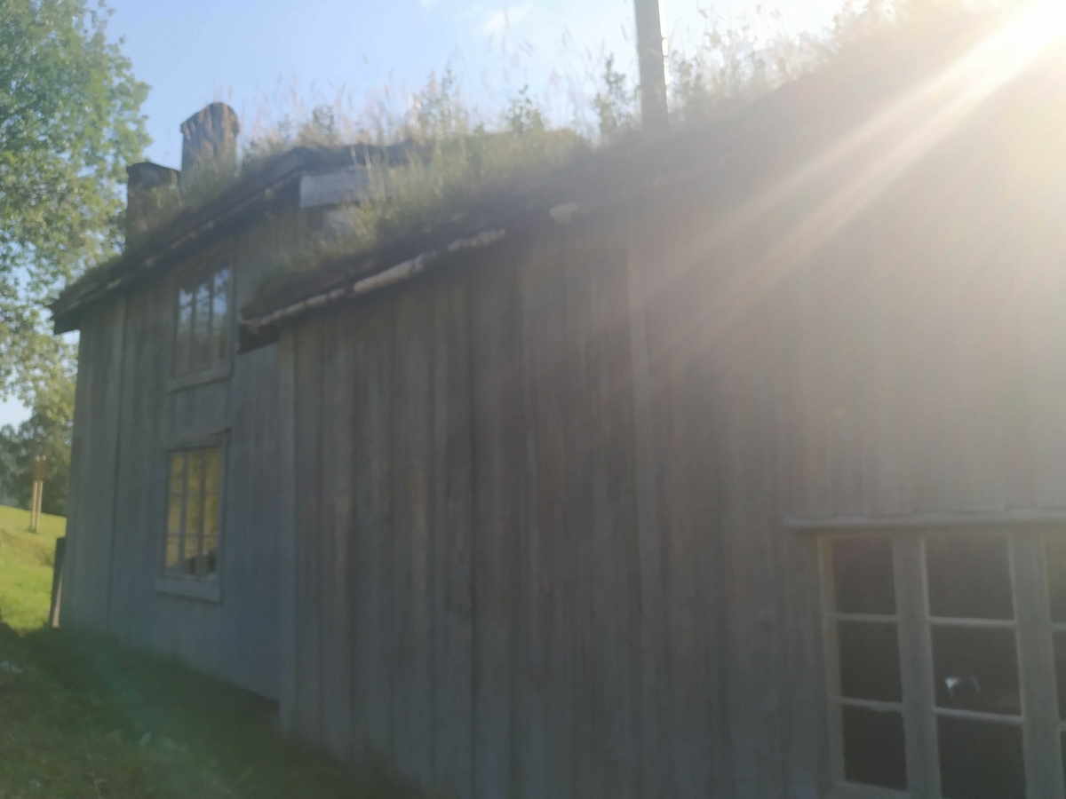 Våningshus. 2 etg. Steinmur på grunnen, rydd og laftet tømmer med utvendig bordkledning. Tak av åser, tro, næver og torv. 