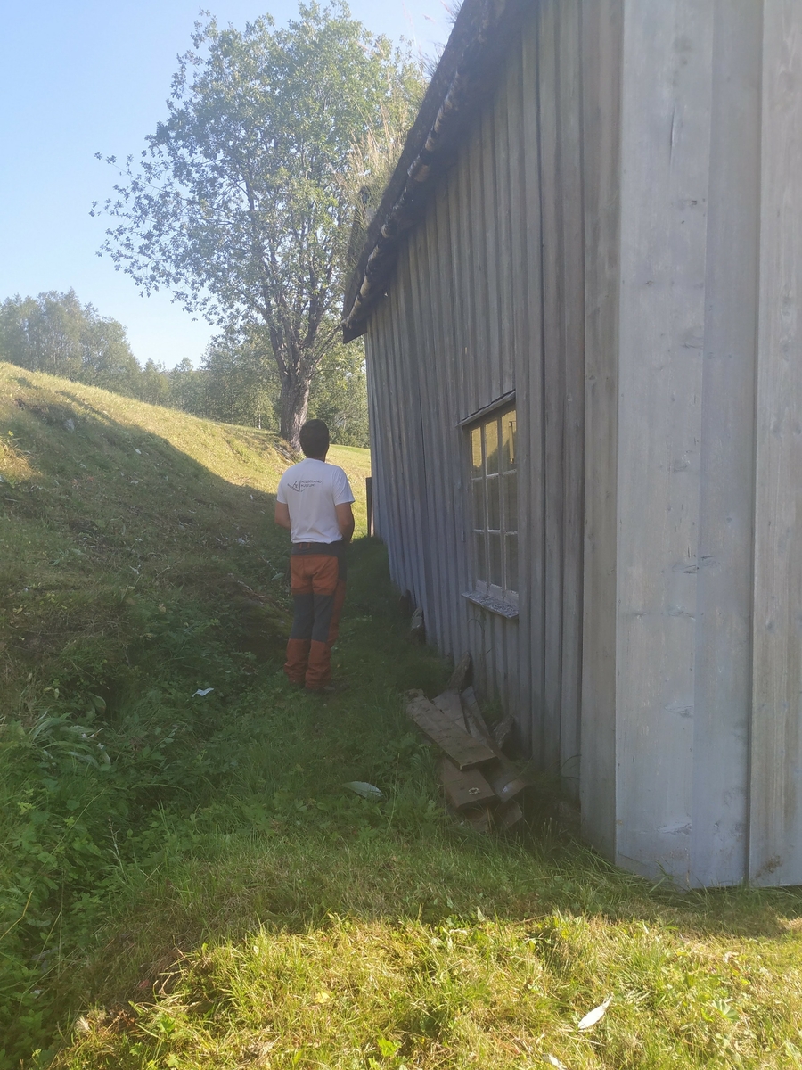 Våningshus. 2 etg. Steinmur på grunnen, rydd og laftet tømmer med utvendig bordkledning. Tak av åser, tro, næver og torv. 