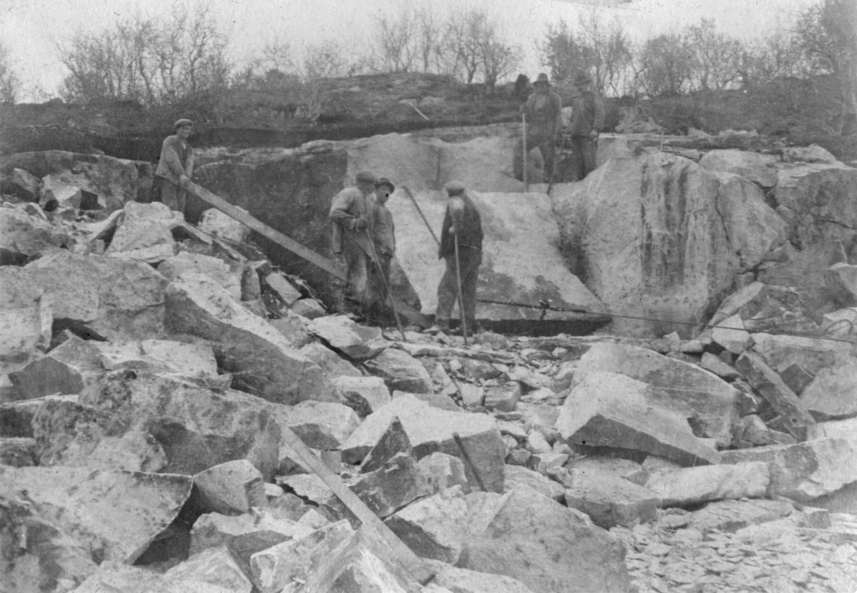 Arbeidere i steinbruddet ved Storvann, 6/10-1919. Fra byggingen av Tårnet kraftanlegg, Jarfjord, 1919-1920.