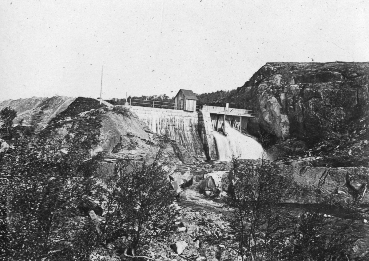 Murdammen fra luftsiden, sommeren 1920. Fra byggingen av Tårnet kraftanlegg, Jarfjord, 1919-1920.