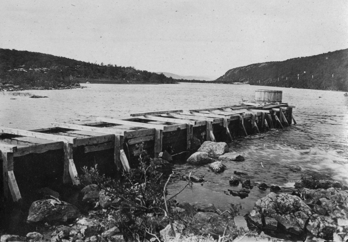 Trerør med regulator for døgnregulering ved Rundvann, sommeren 1920. Fra byggingen av Tårnet kraftanlegg, Jarfjord, 1919-1920.