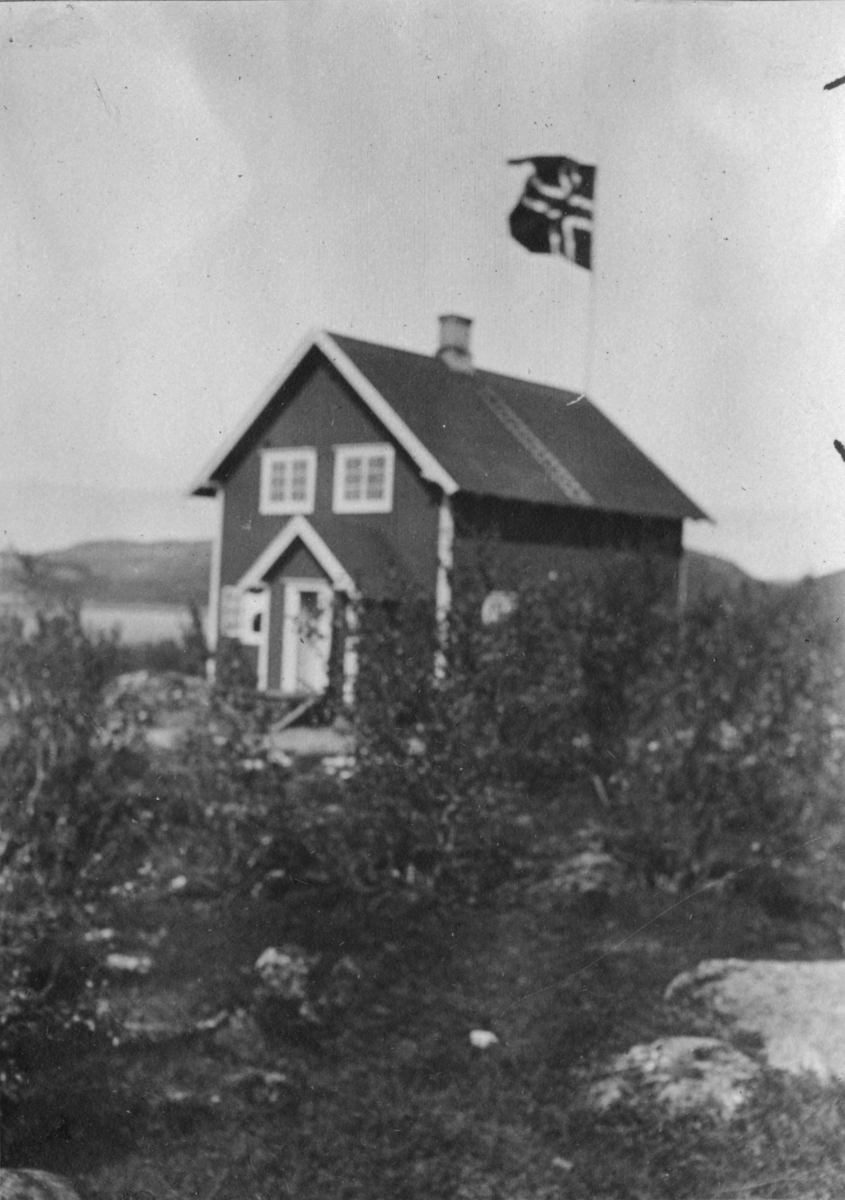 Bolig for betjeningen, Tårnet kraftstasjon, sommeren 1920. Fra byggingen av Tårnet kraftanlegg, Jarfjord, 1919-1920.