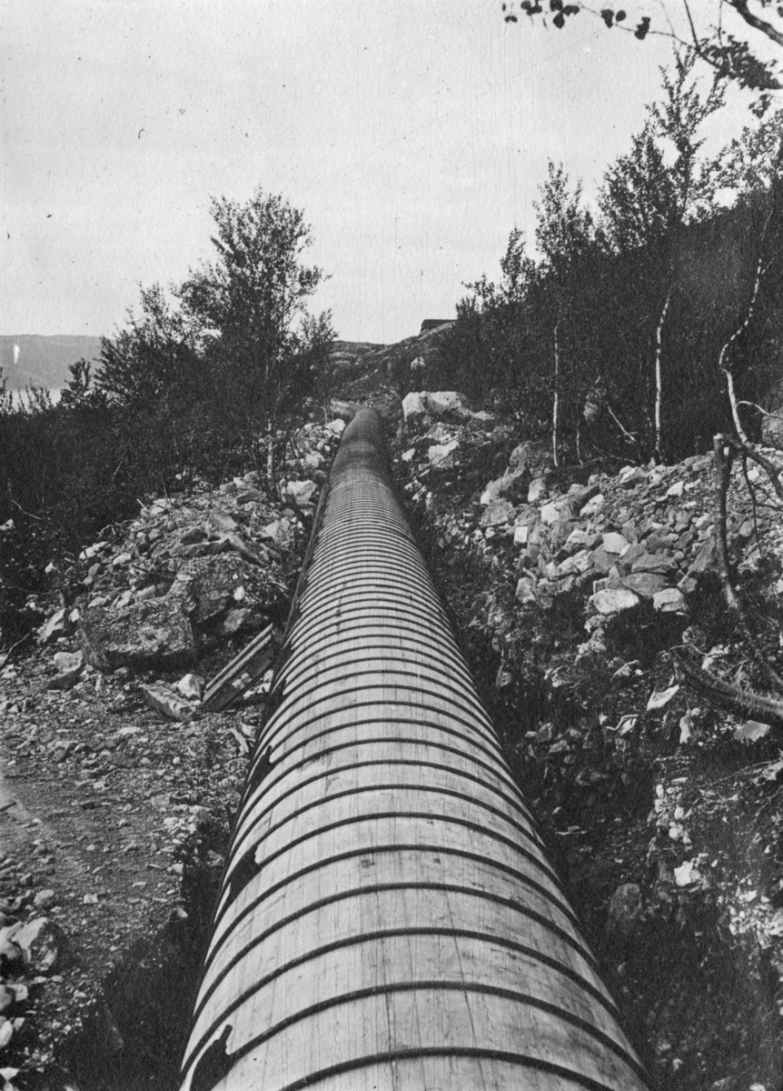 Inntaksrøret (1,2 m), Tårnet kraftstasjon, sommeren 1920. Fra byggingen av Tårnet kraftanlegg, Jarfjord, sommeren 1920.