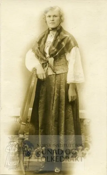 Kvinne i bunad