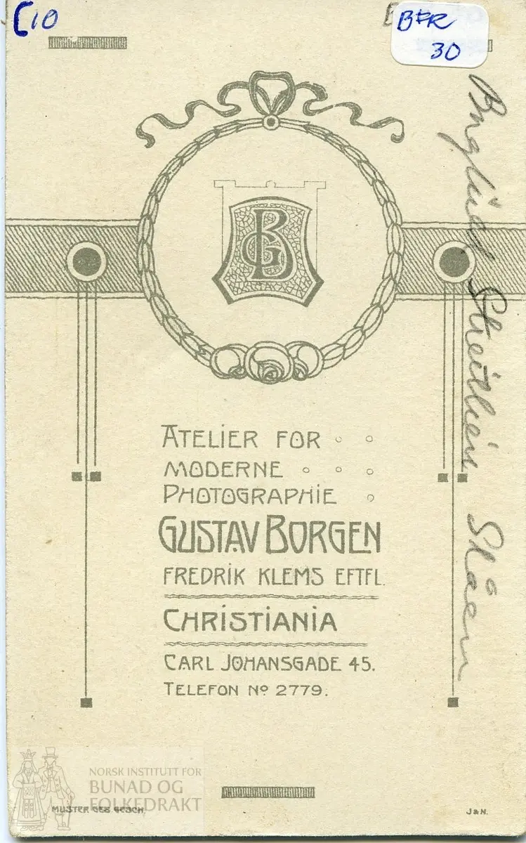 Kvinne i bunad