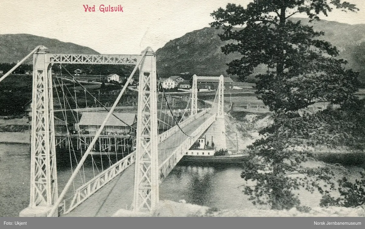 Gulsvik gamle vegbru vest for Gulsvik. En av Krøderens dampbåter under brua