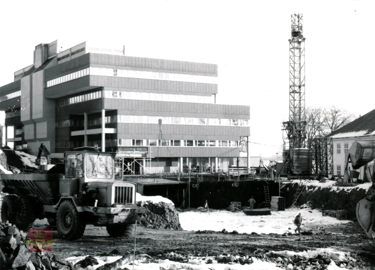 Byggetrinn II av fylkeshuset i Molde, bygd i tidsrommet 1982 - 1984. Arbeidet er i gang med å forberede tilbygget til byggetrinn I vestover.

Etter åpningen av fylkeshuset i 1973 og utover 1970-tallet ble det klart at det var for liten plass til ulike etaters behov for kontorer. På begynnelsen av 1980-tallet lå planene klar for et påbygg - "Fylkeshus II" som skulle stå ferdig til  begynnelsen av 1985.

Byggetrinn II skulle være et tilbygg til byggetrinn I. Det var planlagt i 6 etasjer og med et nettoareal på ca 8 800 m², og dermed ble det samla kontorarealet fordoblet. Byggekostnaden var beregnet til 80 millioner kroner

Utvidingen av fylkeshuset ville representere en vesentlig bedring av kontorforholdene for vegkontoret. Frem til 1981 var det overbefolket i kontorlandskapet. I tillegg til de nåværende lokalene som delvis kulle ombygges, ville de også få 3. etasje i nybygget, som gav dem ca 50 % mer kontorplass. Det ville nå bli en blanding av cellekontor og kontorlandskap. 