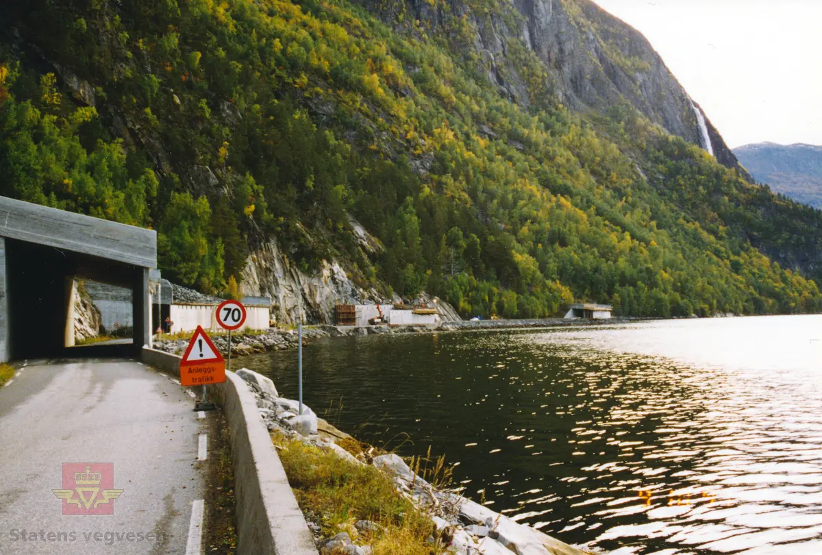 Instestigoverbygget - 80,7 meter rasoverbygg bygget i 1997, på fylkesvei 92 mellom Fjøra og Tafjord i Norddal kommune.

(Kilde: Statens vegvesen sitt bruregister "Brutus".)