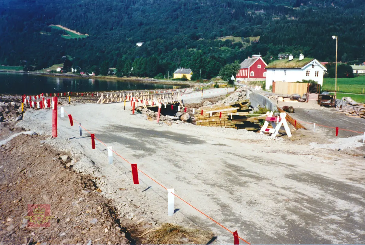 Provisorisk trebru over Prestelva, oppsett i forbindelse med flom lørdag 20. august 1988 på fylkesveg 321 i Stangvik i Surnadal.

På ettermiddagen lørdag 20. august gikk en serie kraftige lokale skybrudd over nordlige deler av Møre og Romsdal. I Stangvik (ved Kvanne ferjekai, Surnadal) ble aldersheimen, fire gårdsbruk og en rekke andre oppsittere vegløse i to dager (bortsett fra en dårlig fremkommelig kommunal veg) da fylkesvegbrua på fylkesveg 321 ved Stangvik kirke ble tatt av flommen. Prestelva tok med seg to bruer, og verst gikk det ut over landkaret på Stangviksiden av Prestelva. Betongplata på brua knakk og eldre personer i området fortalte at de aldri hadde sett noe lignende. Vannstanden i elva steg 5 meter og flommen kom plutselig for så å  forsvinne like brått.

Prestelvbrua måtte få nytt landkar og en regnet med at arbeidet ville ta en måneds tid. Det ble raskt satt opp en provisorisk trebru forbi skadestedet slik at bygda skulle få vegforbindelse igjen.

(Kilde: Statens vegvesen i Møre og Romsdal sitt interne magasin "Veg og Virke" nr. 3/1988, artikkelen "Flom på Nordmøre" skrevet av Odd Williamsen.)