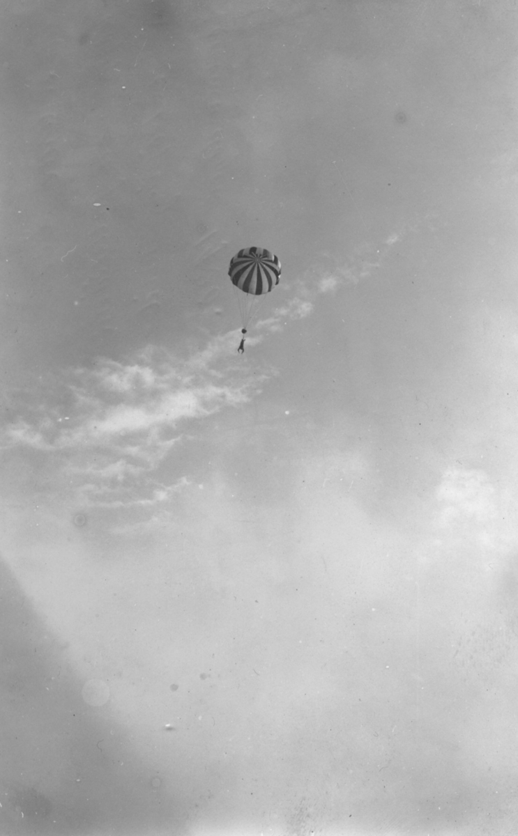 Major Orde Leeds hopp med fallskärm i Jönköping Midsommardagen 1920.