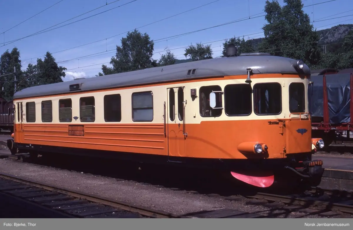 Motorvogn BM 89.03 på Sira stasjon