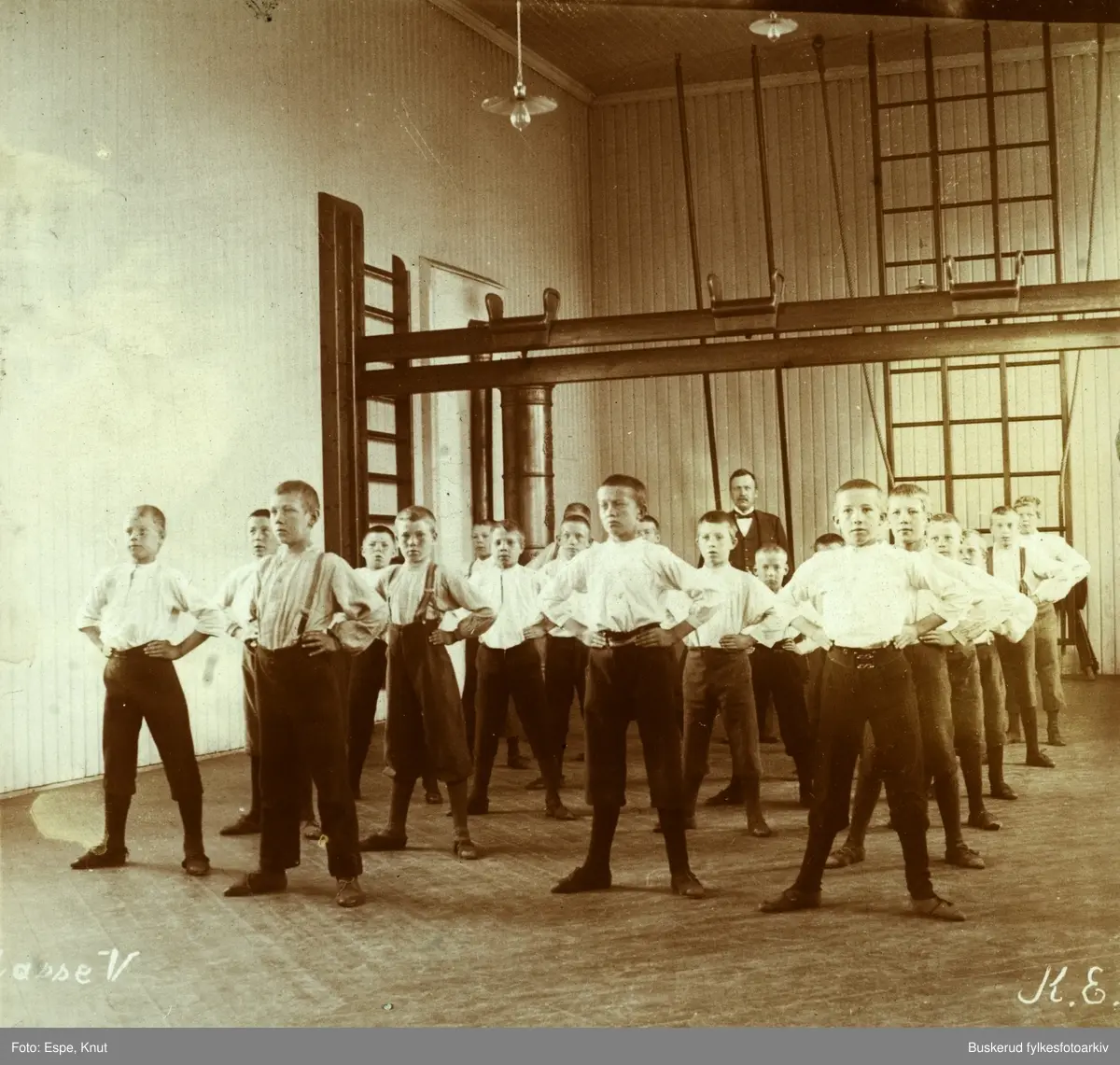 Hønefoss folkeskole, 5.klasse gutter har gymtime