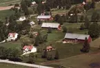 Flygfoto över fastigheter på Bergsgården i Fryele, Värnamo kommun