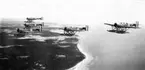 Fem flygplan S 5A Heinkel He 5 Hansa flyger över Gotland. Flygplanen är märkta med nummer 1474, 2460, 2462, 2451 och 1472. 1930-tal.