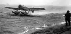 Flygplan S 5A, Heinkel He 5 Hansa kör på vatten. Vy framifrån. 1930-tal.