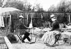 Lerums socken. Aspenäs herrgård. Hugo Henriques och Edward Jacobs syster Ella sitter och målar i trädgården