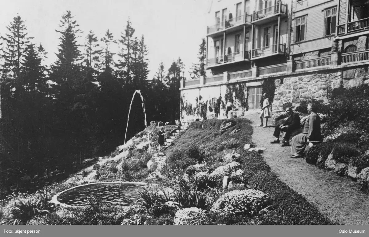 Anne Kures Hotell, hage, benker, mennesker, blomsterbed, springvann, basseng, skog