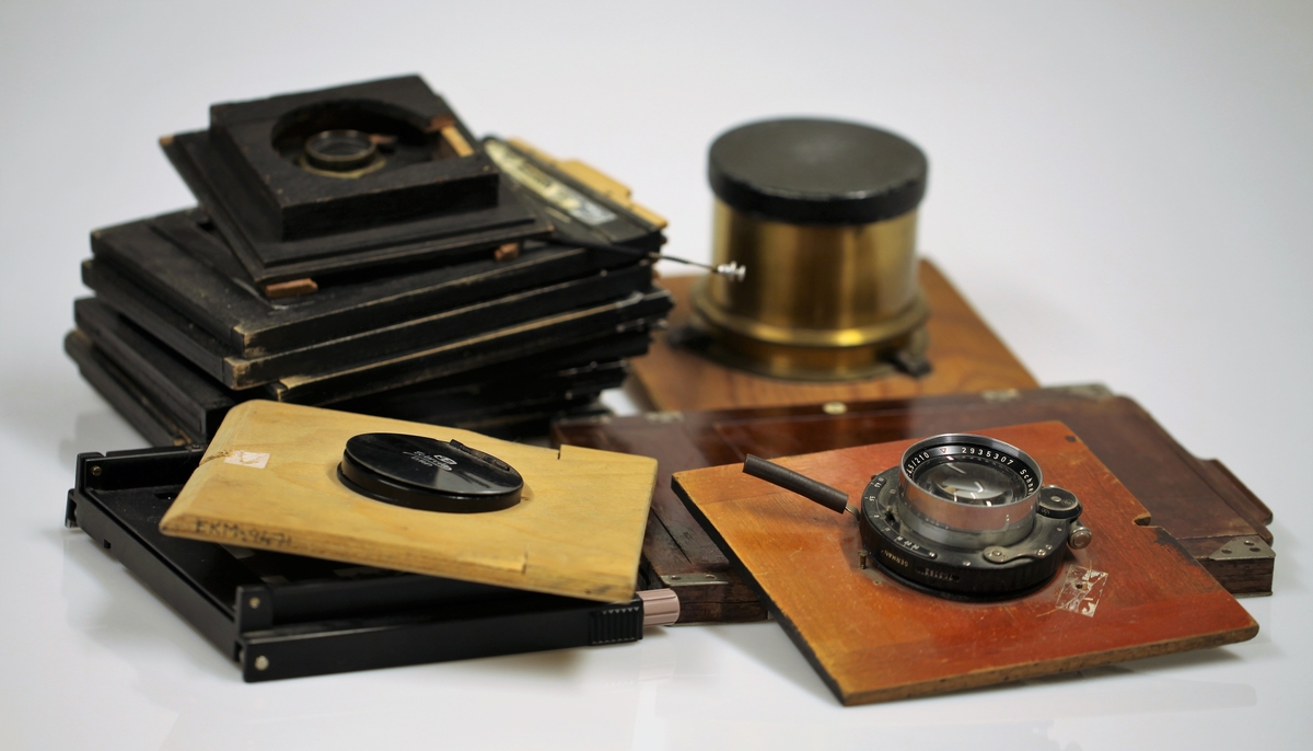 Med fotografiapparatet følger også 15 foto/ negativbrett, ett turkis trekk, tre linser og ei glassplate.