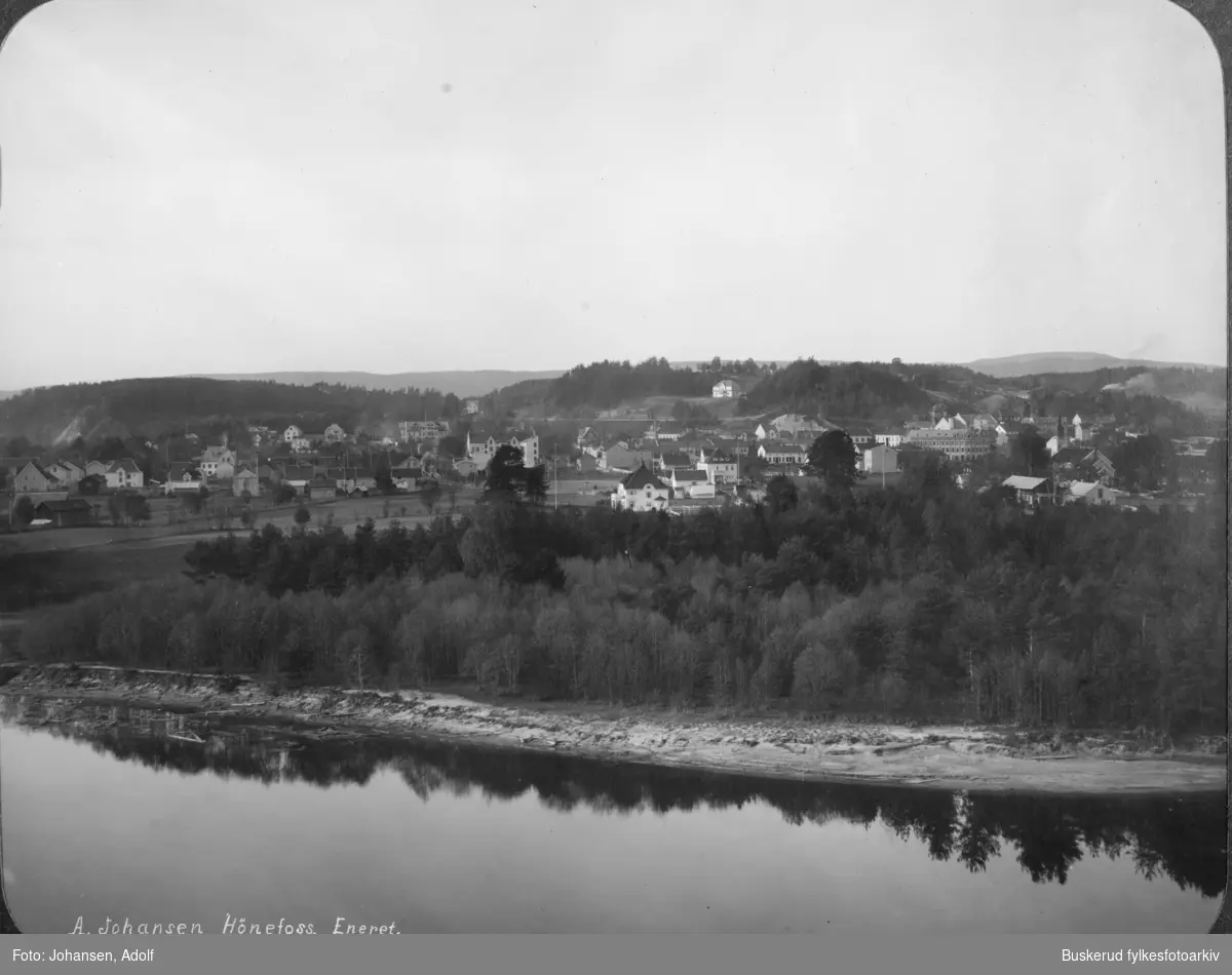 Hønefoss sett fra Petersøya. t.h. Hønefoss kirke, S. Torv, Storgata, Helgesbråten