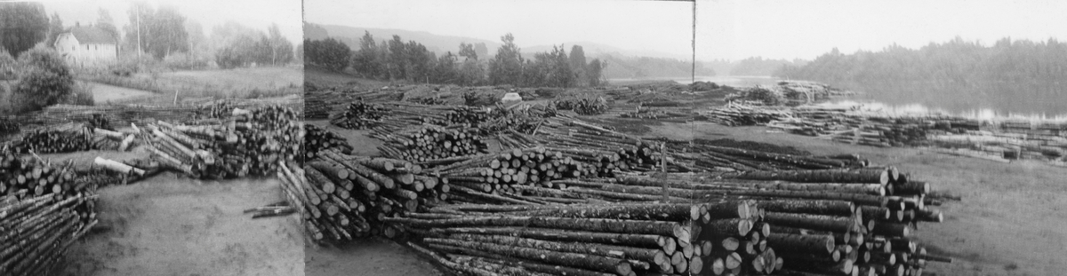 Furutangen barkeplass ved Vorma, ikke langt fra Minnesund i Eidsvoll kommune på Øvre Romerike. Fotografiet er tatt i 1965 på ei slette ved vassdraget, der sjåførene hadde lagt igjen ubarket tømmer i lunnevelter, med sikte på at stokkene skulle barkes maskinelt før det ble utislått i fløtingsvassdraget. Dette var et ledd i en strategi for å mekanisere en arbeidsprosess som ute i skogen, på kalde vinterdager og med barkespade som arbeidsredskap, var slitsomt og la beslag på en betydelig del av arbeidstida. Disse stokkene ble sannsynligvids matet inn i en motordrevet maskin med roterende kniver. Barkinga ble utført fordi man mente å ha erfaring for at ubarket tømmer fløt dårligere og hadde lettere for å sette seg fast på grusører i elveløpet enn barket virke.