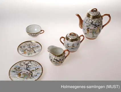 Landskap med fjell i bakgrunnen, Te kvinnefigurer i kimono, trær i blomst. Rød rand rund kanten med gullstaffasje.