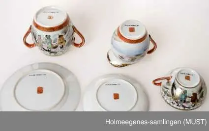 Landskap med fjell i bakgrunnen, Te kvinnefigurer i kimono, trær i blomst. Rød rand rund kanten med gullstaffasje.