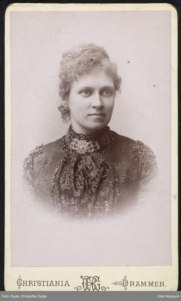 portrett, kvinne, vignettert brystbilde