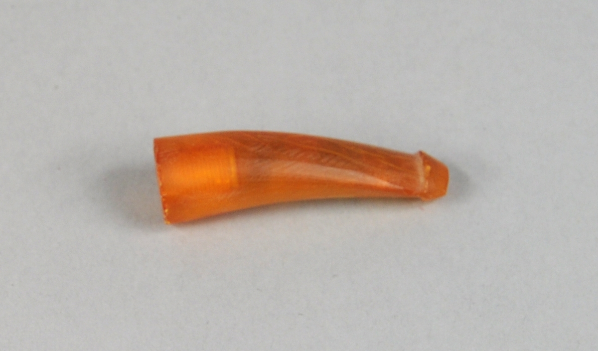 Sylinderformet pipemunnstykke av rav, som er smalere i den ene enden. Den smale enden er svakt bøyd og har en kant ytterst.