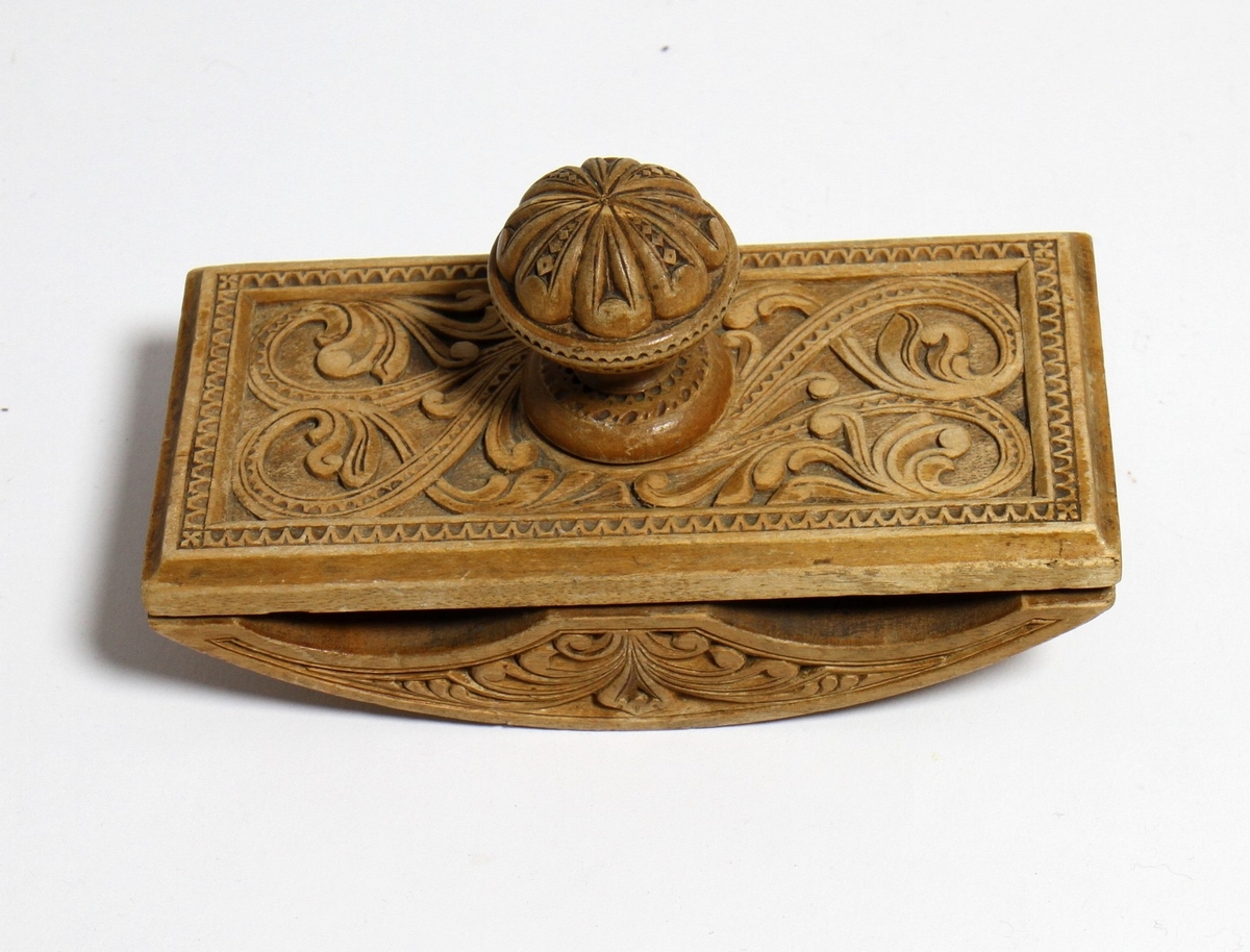 Dekorert trekkpapirstempel (løsjer) i tre, som har tilhøyrt diktaren Henrik Rytter (1877-1950). Trekkpapiret vart festa til stempelet, og hadde til funksjon å tørke blekk som nettopp var skrive. Stempelet har datering 1. oktober 1945, og har vore oppbevart på Henrik Rytter sin eigedom "Rytterhaugen".