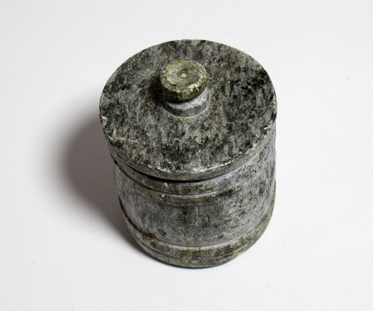 Steinkrukke med lok, som har tilhøyrt diktaren Henrik Rytter (1877-1950). Krukka er eit minne frå Sigurd Fossgård, og har vore oppbevart på Henrik Rytter sin eigedom "Rytterhaugen".