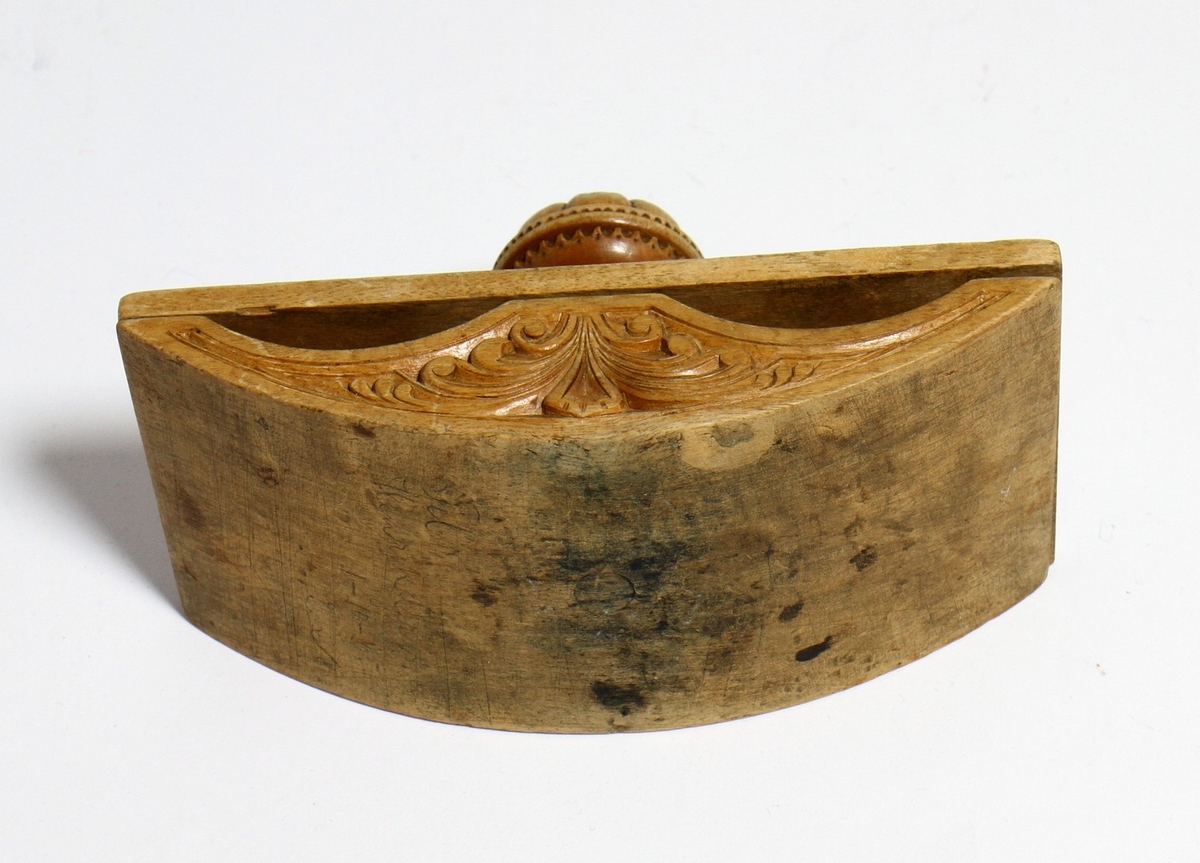 Dekorert trekkpapirstempel (løsjer) i tre, som har tilhøyrt diktaren Henrik Rytter (1877-1950). Trekkpapiret vart festa til stempelet, og hadde til funksjon å tørke blekk som nettopp var skrive. Stempelet har datering 1. oktober 1945, og har vore oppbevart på Henrik Rytter sin eigedom "Rytterhaugen".