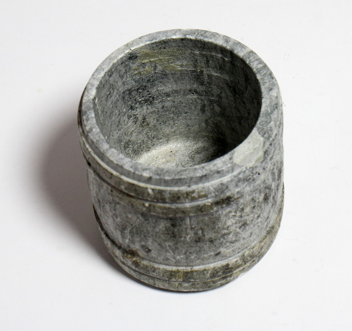 Steinkrukke med lok, som har tilhøyrt diktaren Henrik Rytter (1877-1950). Krukka er eit minne frå Sigurd Fossgård, og har vore oppbevart på Henrik Rytter sin eigedom "Rytterhaugen".