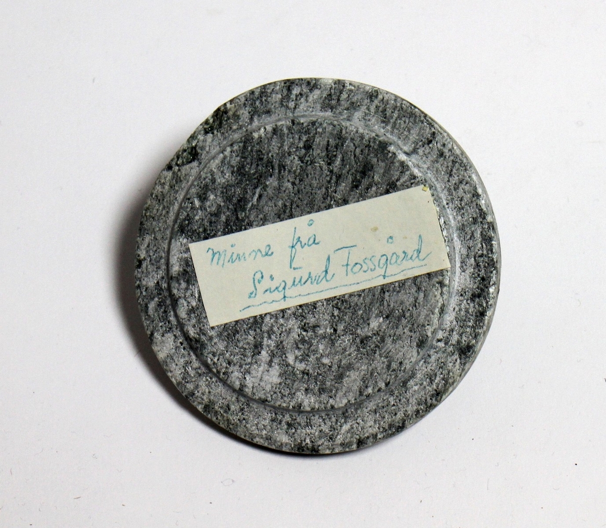 Steinkrukke med lok, som har tilhøyrt diktaren Henrik Rytter (1877-1950). Krukka er eit minne frå Sigurd Fossgård, og har vore oppbevart på Henrik Rytter sin eigedom "Rytterhaugen".