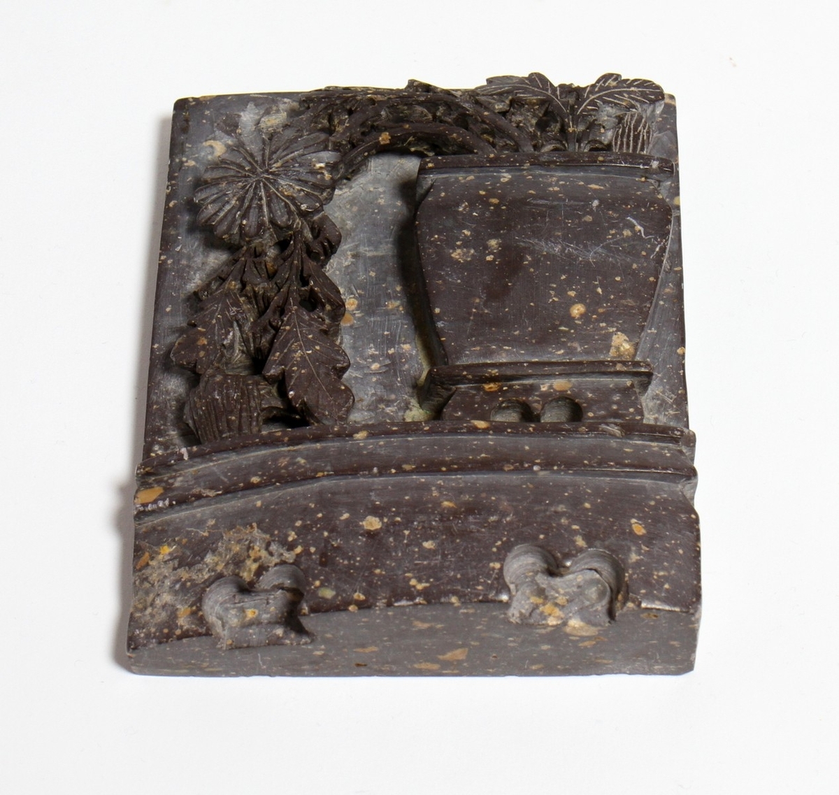 Eitt av to steinlodd med blomedekor, som har tilhøyrt diktaren Henrik Rytter (1877-1950). Lodda har kanskje vore nytta som papirvekt. Dei har vore oppbevart på Henrik Rytter sin eigedom, "Rytterhaugen".