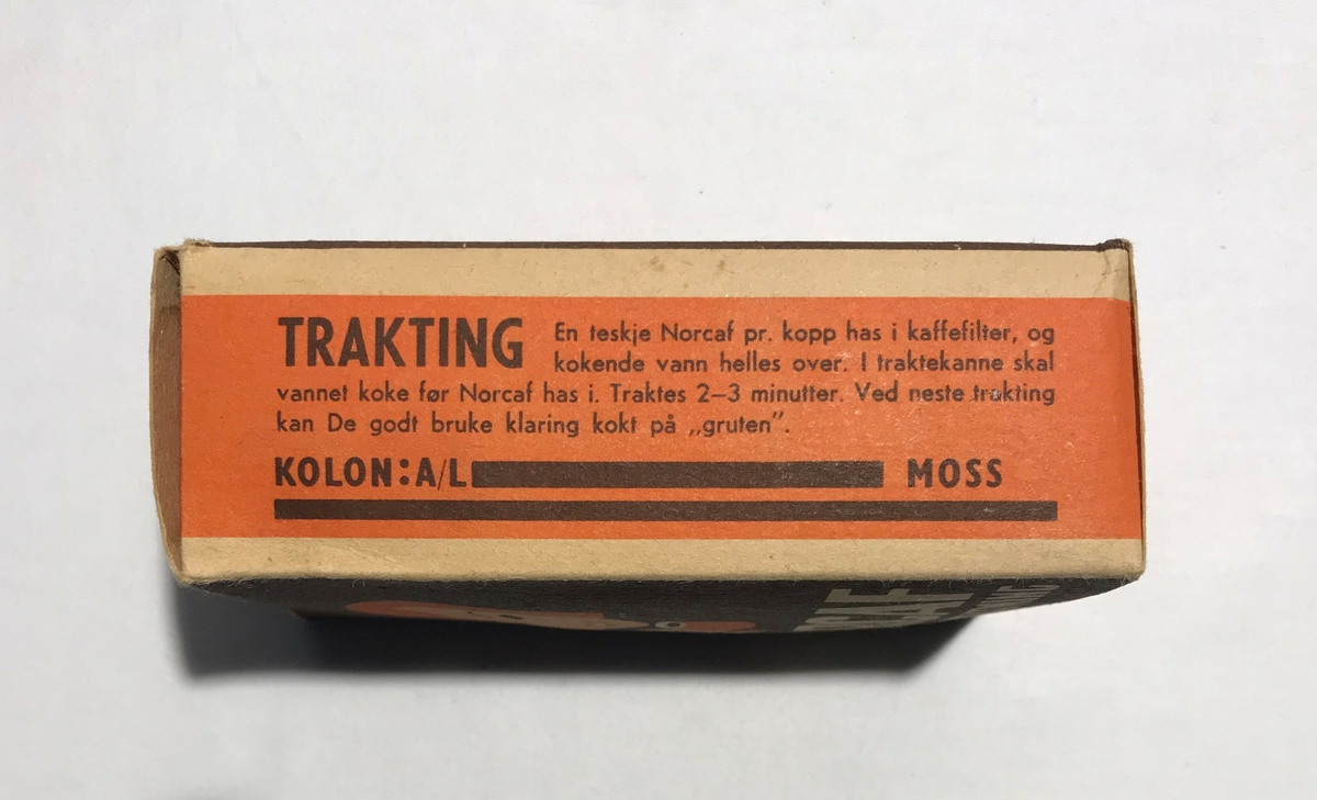 Eske av papp med kaffeerstatning. Tekst: NORCAF KAFFE ERSTATNING. På sidene står bruksanvisning på tilbereding for koking og trakting. Kaffeerstatningen ligger i esken i en papirpose.
Tidligere 2stk. Et i brygge og et i Våninghuset. Gjenstanden i brygga ble oppspist av mus og destruert under opprydning Juni 2024