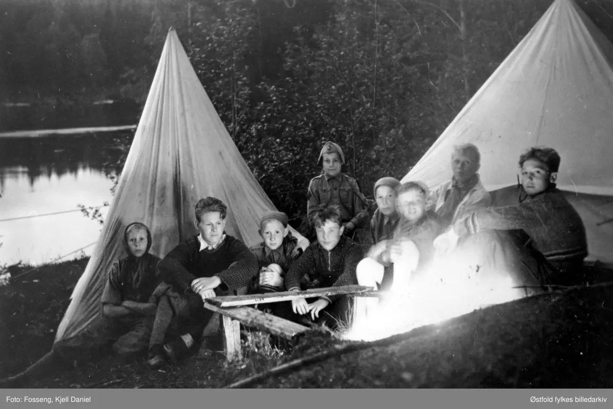 Speidere slår leir ved Sølvstufoss i Tune ca. 1935. Falkepatruljen. Leirbål.