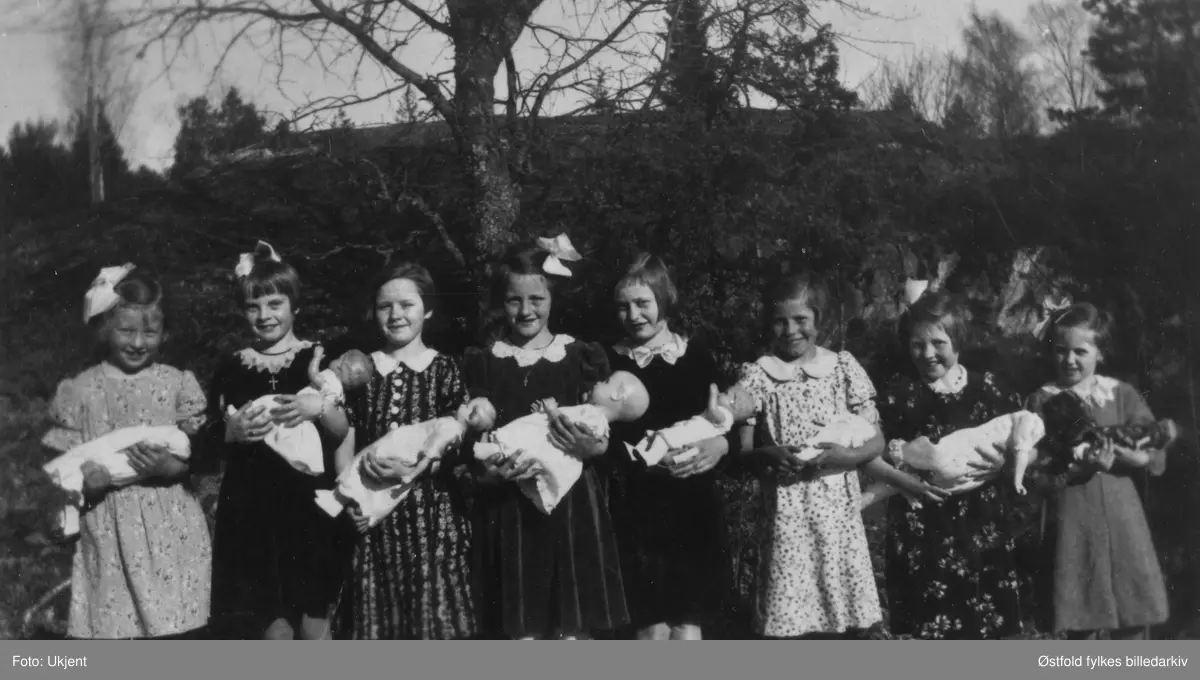 Barnelaget Påskeliljens 10-årsjubileum i 1939. Jentene hadde vært med på et opptrinn på Breidablikk i Varteig i forbindelse med jubileet. Fra v.: Solveig Bergerud, Ågot Opstadmo, Marlene Tangen, Inger- Marie Lavik, Astrid Bøe, Ranveig Gressløs, Ingrid Lunde og Ingrid Lunde.