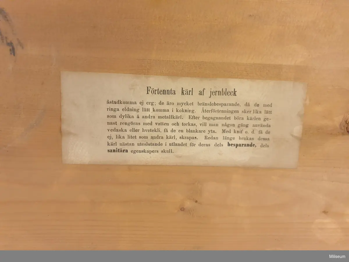 Officerskantin. Blåmålad låda av trä med svarta metallförstärkningar i hörnen.
På locket en knappt synlig text. Möjligen namnet "I. Holst"
Locket sprucket i längdriktningen.
Innehållande:
flaskor,
större kokkärl,
kaffekanna,
tallrikar
lagg m.m.,
uppsättningen ej fullständig. T ex saknas bestick i locket.