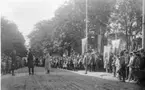 Riksskyttetävlingen i Jönköping, Rådhusparken. Skyttarna avlämnas till HKH Kronprins Gustav- Adolf framför residenset.